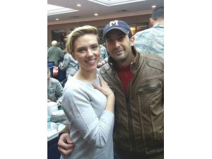 Adanalı genç İncirlik’te Scarlett Johansson’la fotoğraf çektirdi