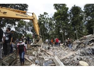 Endonezya’da deprem: En az 52 ölü