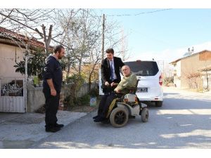 Engelli vatandaşlara, akülü sandalye hediye etti