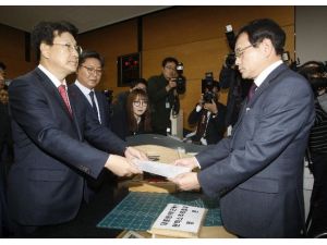 Adı yolsuzluğa karışan Güney Kore Devlet Başkanı’na görevden uzaklaştırma