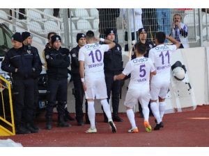 Futbolcu gol sevincini polis memurlarına selam durup, sarılarak gösterdi