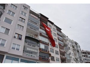 Patlamada ölen Berkay’ın evine dev Türk bayrağı asıldı