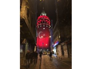 15 Temmuz Şehitler Köprüsü ve Galata Kulesi’ne Teröre tepki için Türk Bayrağı yansıtıldı