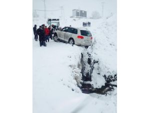 Kar yağışı beraberinde trafik kazalarını getirdi