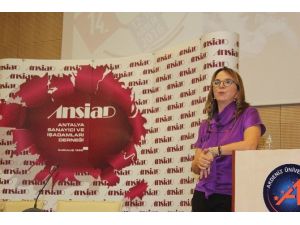 Ayşen Zamanpur üniversite öğrencilerine yaşam felsefesini anlattı