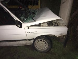 Direksiyon hakimiyetini kaybeden sürücü elektrik direğine çarptı: 1 yaralı