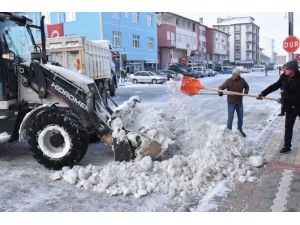 Eskil’de belediyenin karla mücadelesi sürüyor