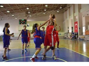 Basketbolda Mehmet Meryem Kayhan Ortaokulu il birincisi