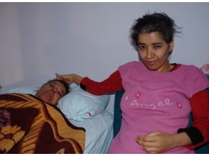 Yatalak anneye engelli kızı bakıyor