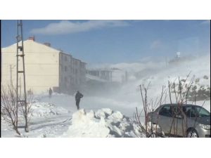 Sincik ilçesinde kar hayatı olumsuz etkiliyor