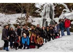 Buz tutan Beşikderesi şelalesi kış turizmcilerin ilgi odağı