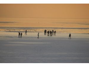 Buz tutan gölde tehlikeli yürüyüş
