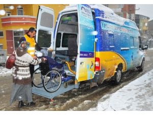 Gebze Belediyesi, engelli vatandaşları hastanelere ücretsiz taşıyor