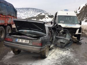 Yolcu minibüsü ile otomobil çarpıştı: 1 ölü, 6 yaralı
