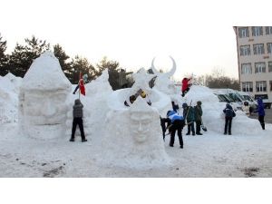 İlköğretim öğrencileri Sarıkamış Şehitlerinin kardan heykellerini yaptı