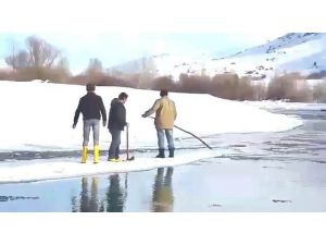 Buzdan sal yapıp nehri geçtiler