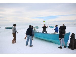Konya’da balıkçılar donan gölde voleybol oynadı