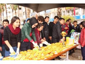 Kumluca’da öğrenciler portakal suyu dağıttı