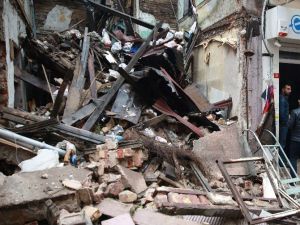 Fatih’te 3 katlı metruk bina çöktü