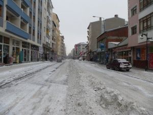 Kars Belediyesi, etkili olan kar yağışının ardından çalışmalarını aralıksız sürdürüyor