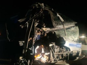 Konya'da yolcu otobüsü kamyona çarptı: 1 ölü, 15 yaralı