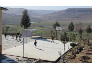 Cizre’de köy okullarına modern spor sahaları