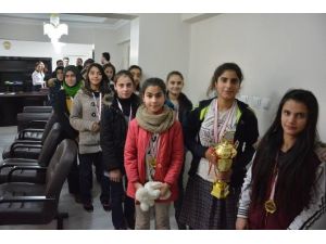 Şampiyon kızlardan Kaymakam Alibeyoğlu’na ziyaret