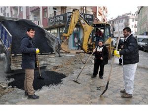 Sorgun Belediyesi bozulan yolları onarıyor