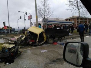 Kazada kamyonet ikiye bölündü 3 kişi yaralandı