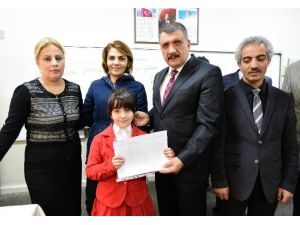 Başkan Gürkan öğrencilere karne dağıttı