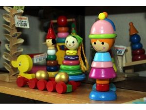Fabrikasyon oyuncaklara karşı el yapımı ahşap oyuncaklar