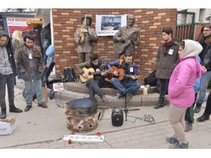 Donarak hayatını kaybeden sokak müzisyeni için yürekleri ısıtan türküler