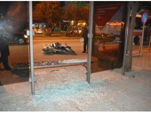 Adana’da motosiklet otobüs durağına daldı: 5 yaralı