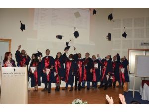 Yakın Doğu Üniversitesi Sağlık Bilimleri Fakültesi güz dönemi mezunları diplomalarını törenle aldı