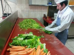 Lokantacılar fiyatı yükselen domatesi salatadan çıkardı