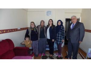 Vali Aykut Pekmez’in eşi Yeşim Pekmez Şehit Ailelerini ziyaret ediyor