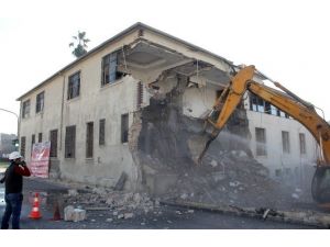 Eski Adana Orduevi’nin yıkımına başlandı