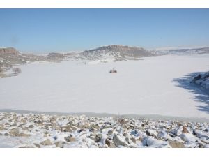 Aksaray’da Mamasın Barajı buz tuttu