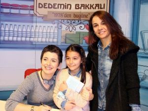 "Oyuncu Anne" Şermin Çarkacı, hayranlarıyla buluştu