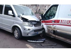 Artvin’de hasta taşıyan ambulans kaza yaptı: 2 yaralı
