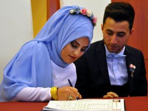 Sivas’ta Sevgililer Gününde 24 çift nikah kıydırdı