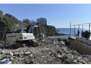 Antalya’da sit alanındaki plaj tamamen yıkıldı
