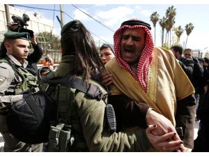 İsrail askeri, El Halil Camisi’nde toplanan cemaati dağıttı