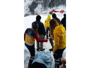 Kar kalınlığının 3 metreyi bulduğu Camili’de hasta kurtarma operasyonu