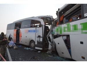 İki otobüs kafa kafaya çarpıştı: 7 ölü, 16 yaralı