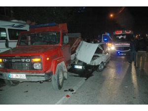 Otomobil park halindeki kamyonete çarptı: 3 yaralı