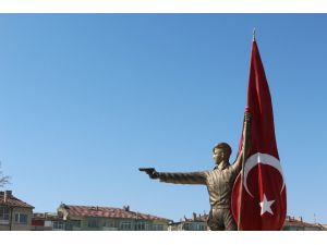 Şehit Halisdemir’in heykeli memleketi Niğde’ye dikildi