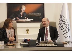 İçişleri Bakanı Soylu Gaziantep Büyükşehir Belediyesini ziyaret etti