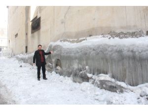 Hakkari’de binaların duvarları buz tuttu