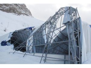 Hakkari’nin ilk buz pateni pistinin çatısı çöktü